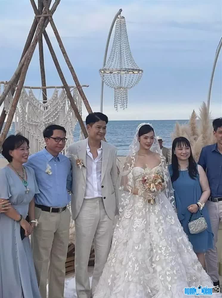 Image of businessman Nguyen Quoc Bao at his wedding with singer Minh Hang