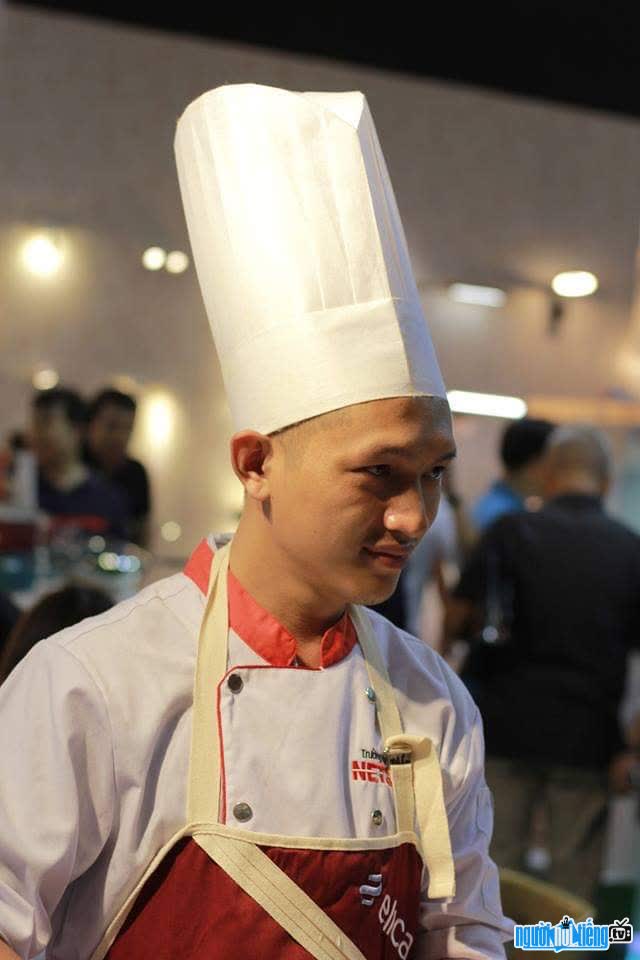 Đầu bếp Vũ Nhất Thông là người đã sáng lập Trung tâm dậy nấu ăn Eric Vũ Cooking Class