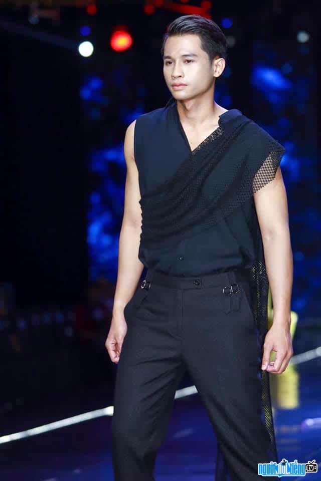Dinh Minh Quan won the Silver Prize of Vietnam Supermodel 2012