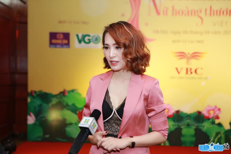 Hình ảnh hoa hậu Hoa Hậu Kim Sỹ đang trả lời phỏng vấn