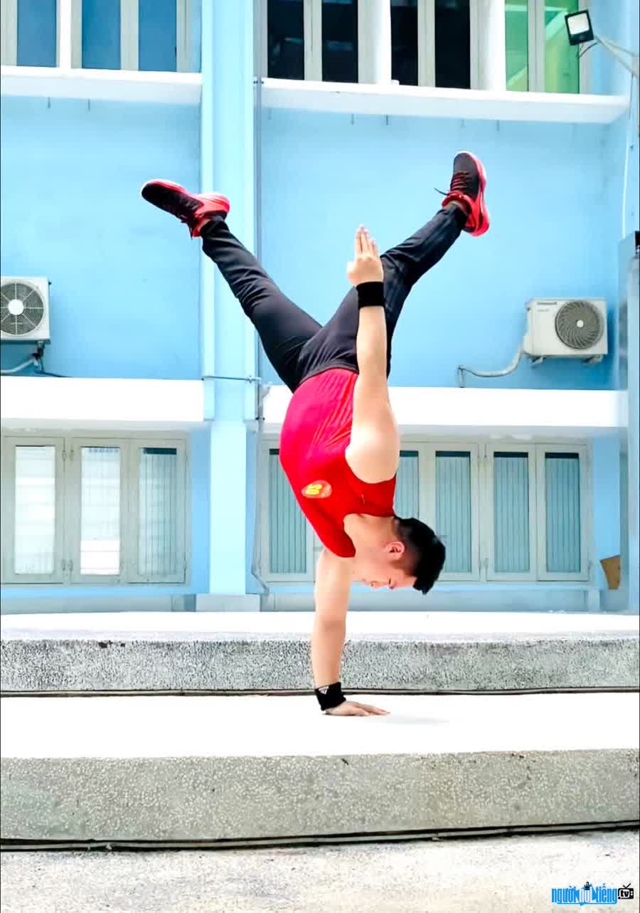 Le Pham The Vu known for Hand Balancing - Artistic Hand Balancing