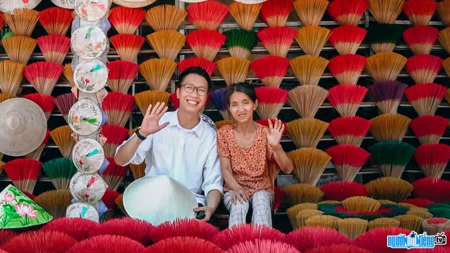 Hình ảnh Blogger du lịch Đào Minh Tiến tại một điểm làm hương