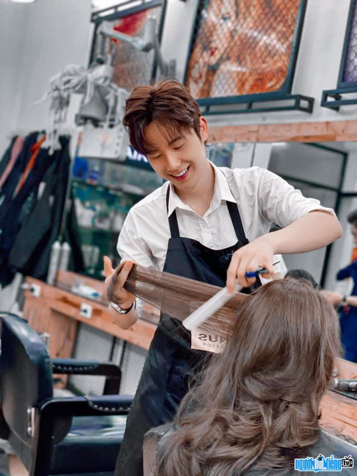 Hot boy Do Van Mong is a hair stylist