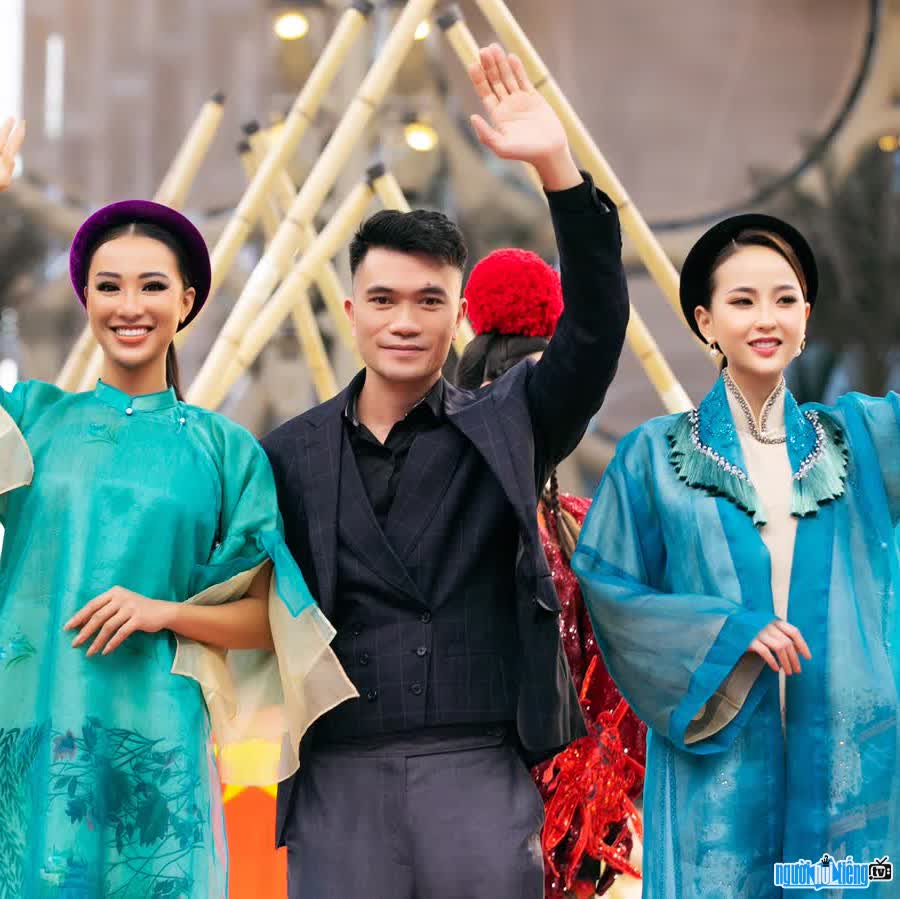 Image of designer Vu Viet Ha winning many big and small awards