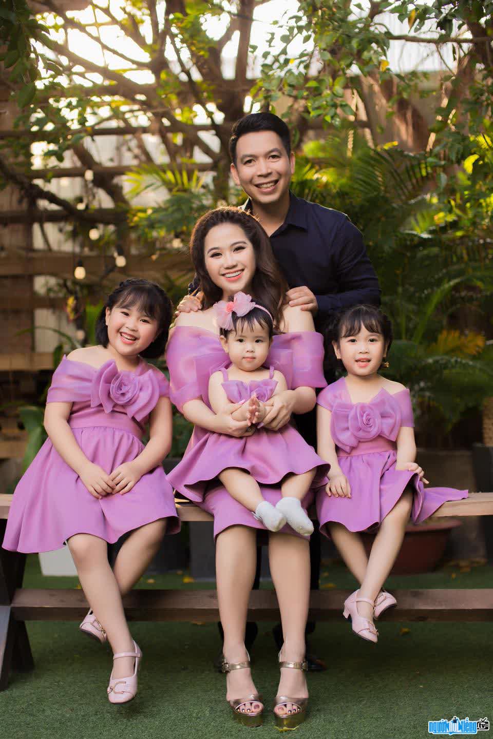 Hình ảnh giám đốc Pang Mỹ Nguyên hạnh phúc bên chồng và ba con gái