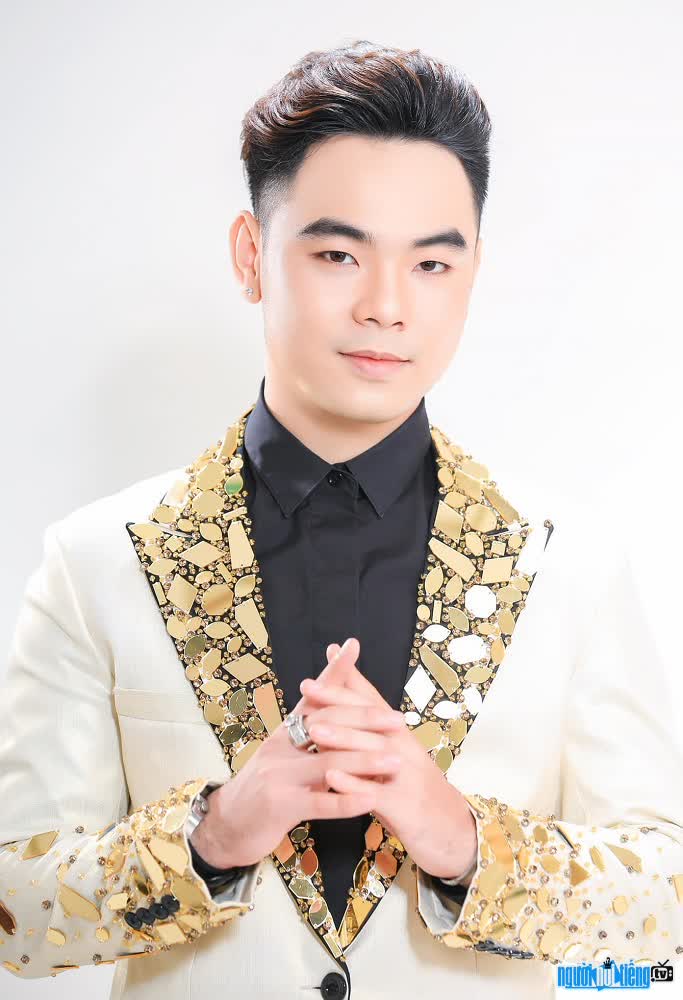 Young singer Truong Sang is handsome and elegant