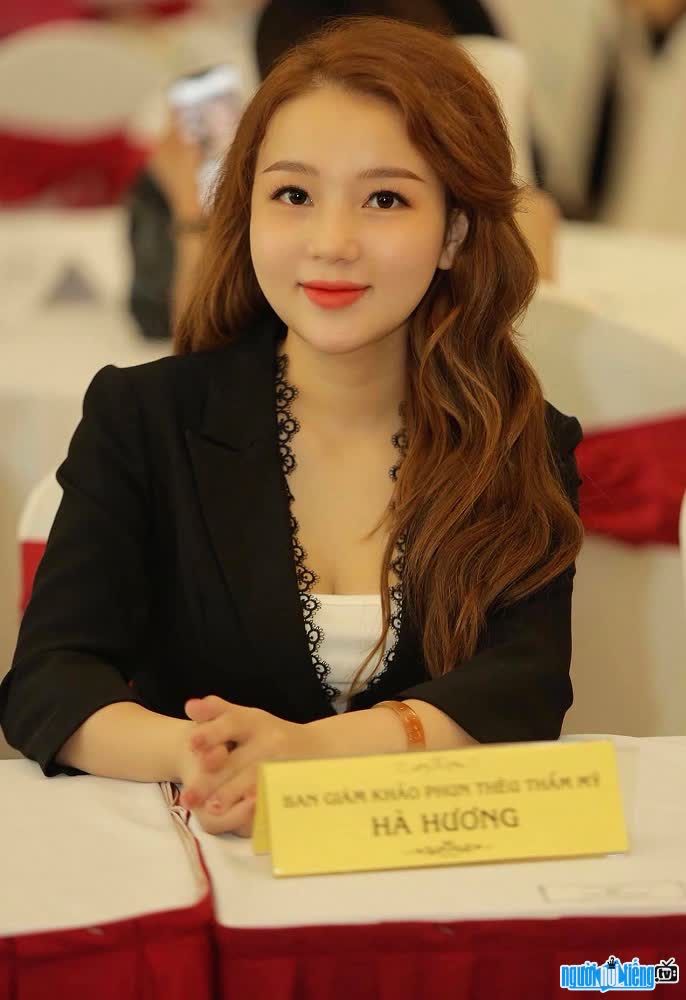 Hà Hương xinh đẹp khi làm ban giám khảo