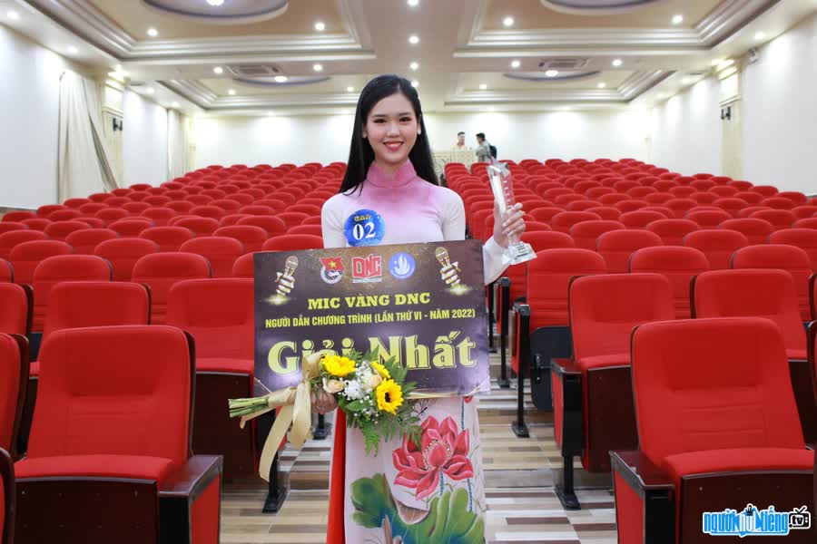 Tran Thi My Phung won the champion of the Golden Mic contest