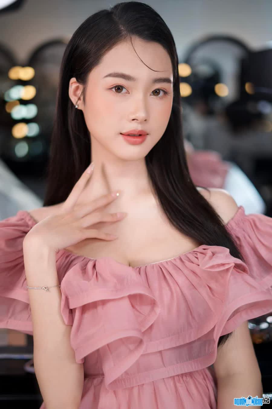 Miss Tran Ha Linh possesses beautiful beauty