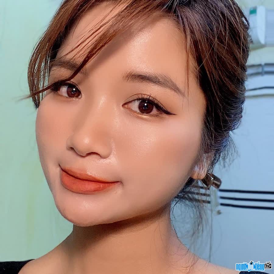 Makeup artist Nguyen Bao Linh (Linh Ju) is the CEO of JuheeMakeup Center