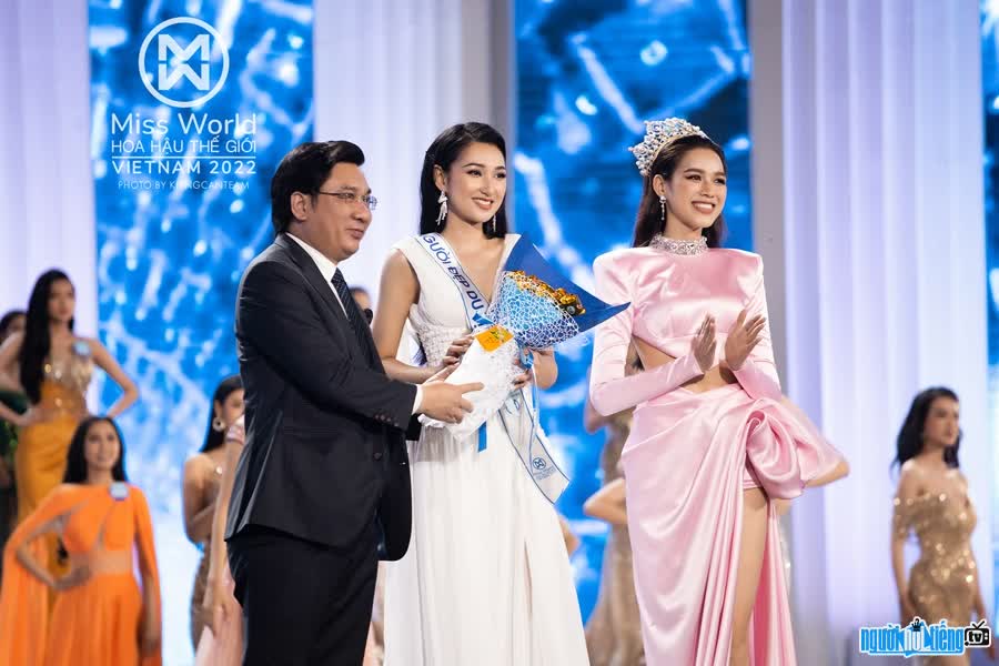 Beauty Nguyen Thi Phuong Linh won the title of Travel Beauty