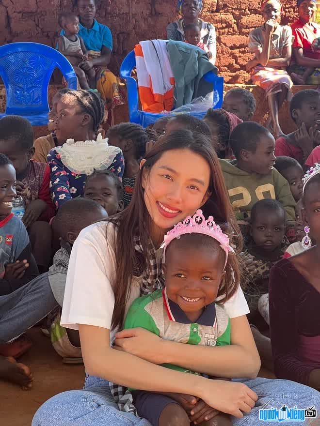 Pictures of Lei Con and Miss Thuy Tien during a volunteer trip to Africa