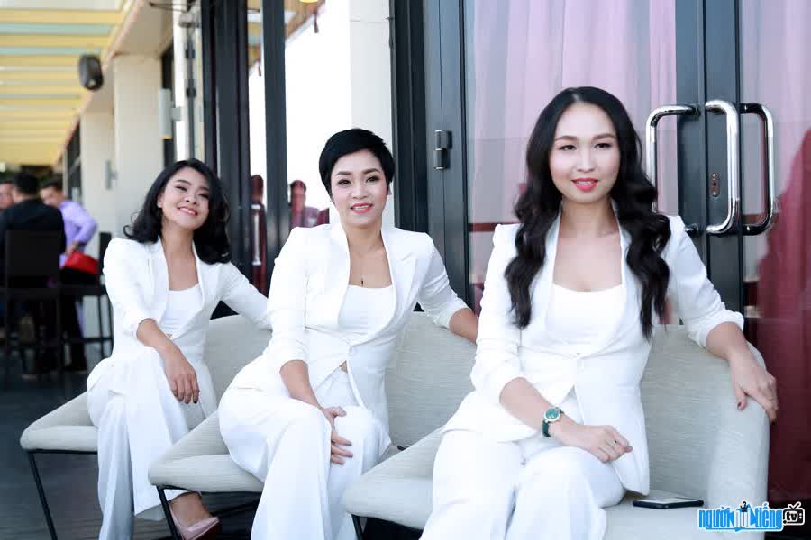 Hình ảnh Ca sĩ Xuân Nhị cùng các thành viên trong nhóm nhạc "Con Gái"
