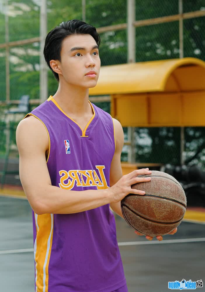 Hình ảnh Trần Gia Phú đam mê bóng rổ
