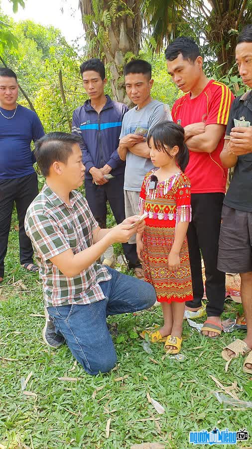 Youtuber Hà Huy Khánh trao quà từ thiện cho hoàn cảnh khó khăn