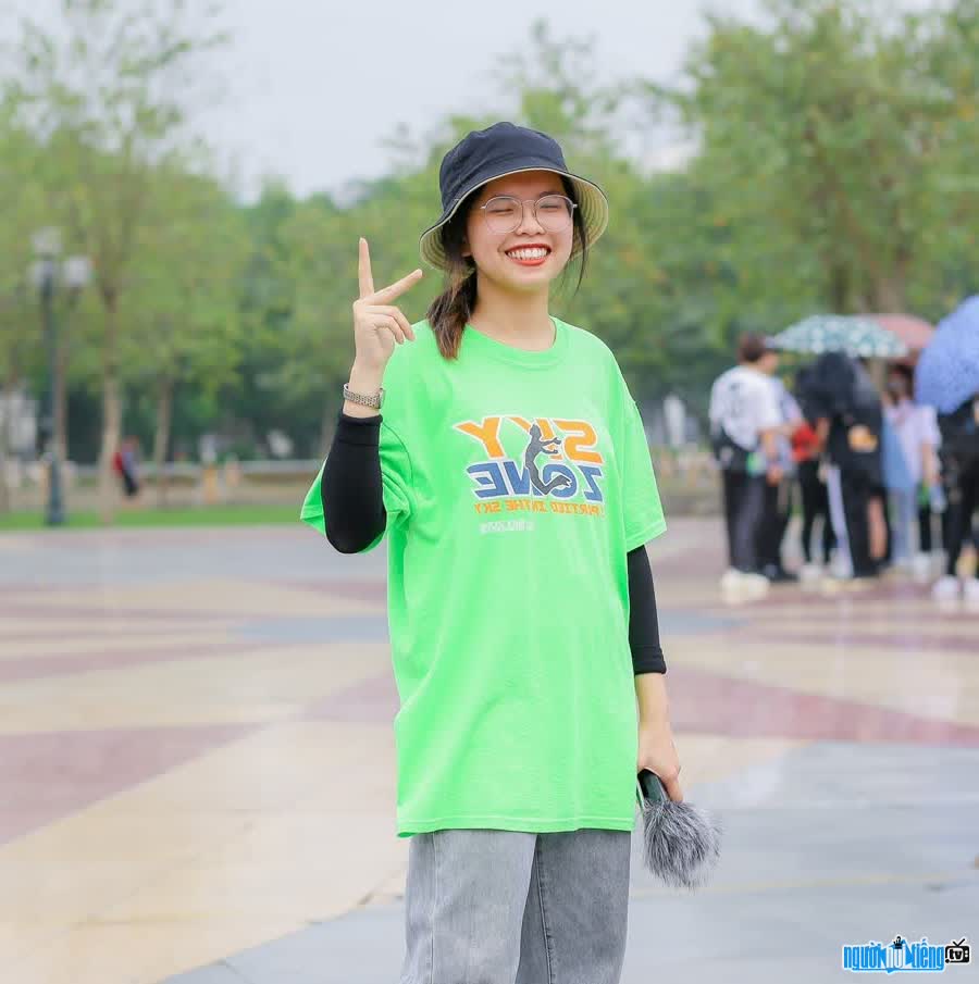 TikToker Dinh Thi Thuy Linh owns a TikTok channel to share English learning experiences