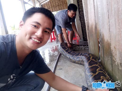  Pham Dung recorded a video about a giant python