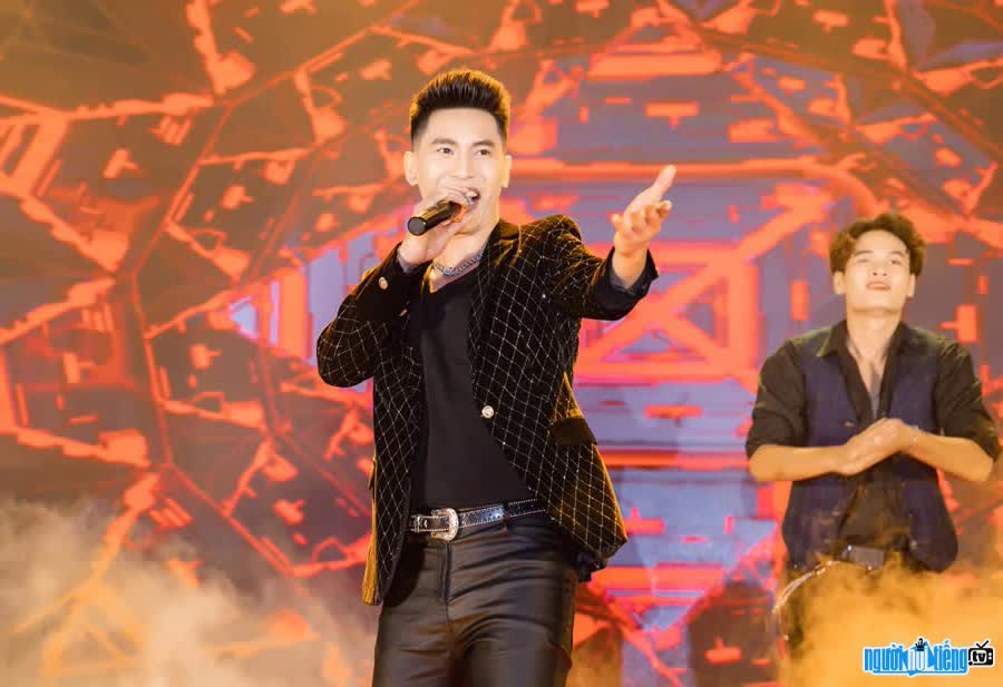 Image of singer Dong Chull performing on stage