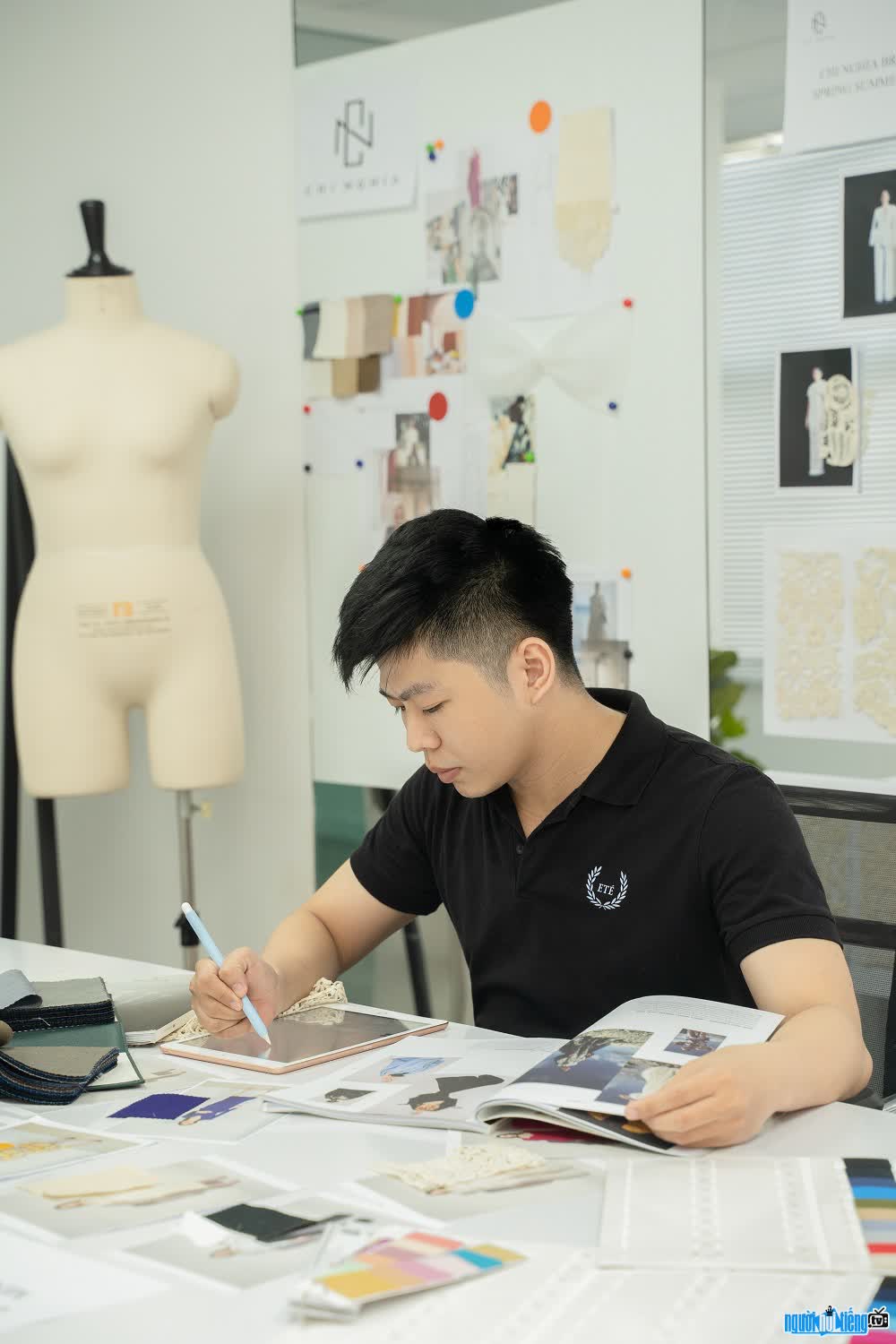 Image of designer Nguyen Chi Nghia being passionate about work