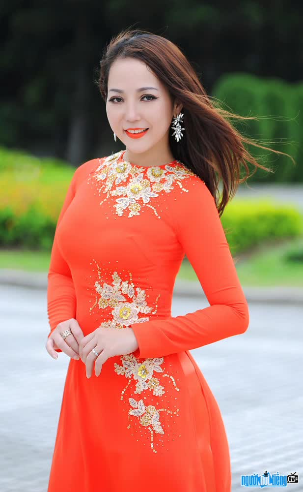 Ca sĩ Kim Khánh Chi dịu dàng trong tà áo dài