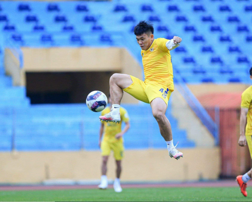 Cầu thủ Lê Văn Xuân có khả năng lên công về thủ nhịp nhàng thông qua từng trận đấu
