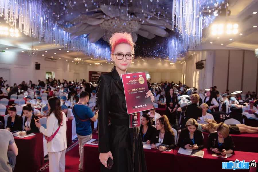 Duong Tay - from hairstylist to BGK of national beauty contest