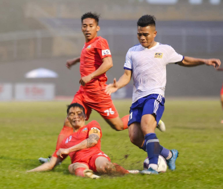 Hình ảnh Cầu thủ Hồ Thanh Minh thi đấu hết mình trên sân cỏ
