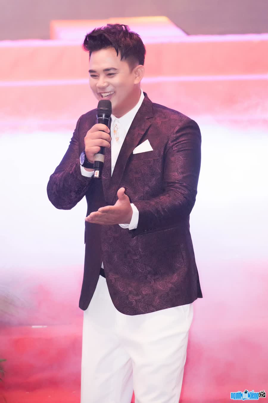 Le Quoc Khang is known as a favorite singer through songs about his homeland