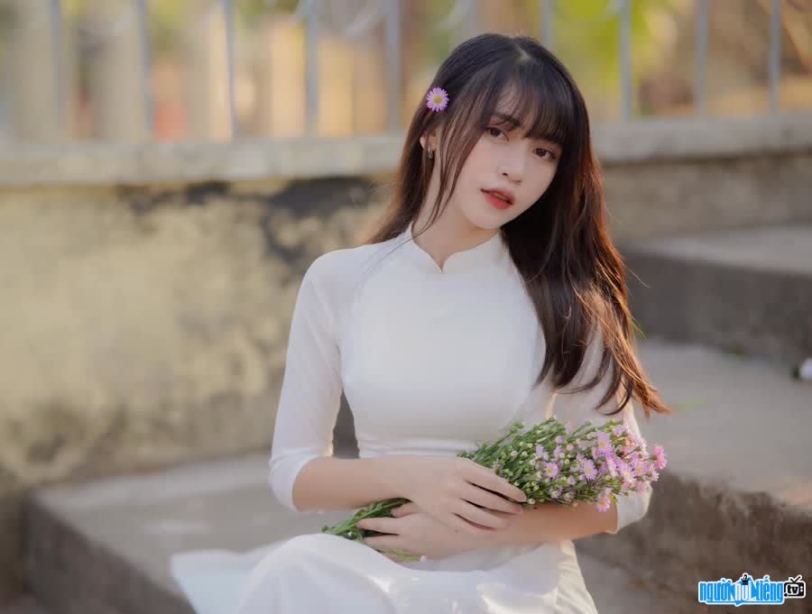 Picture of model Hong Linh is beautiful in a traditional ao dai