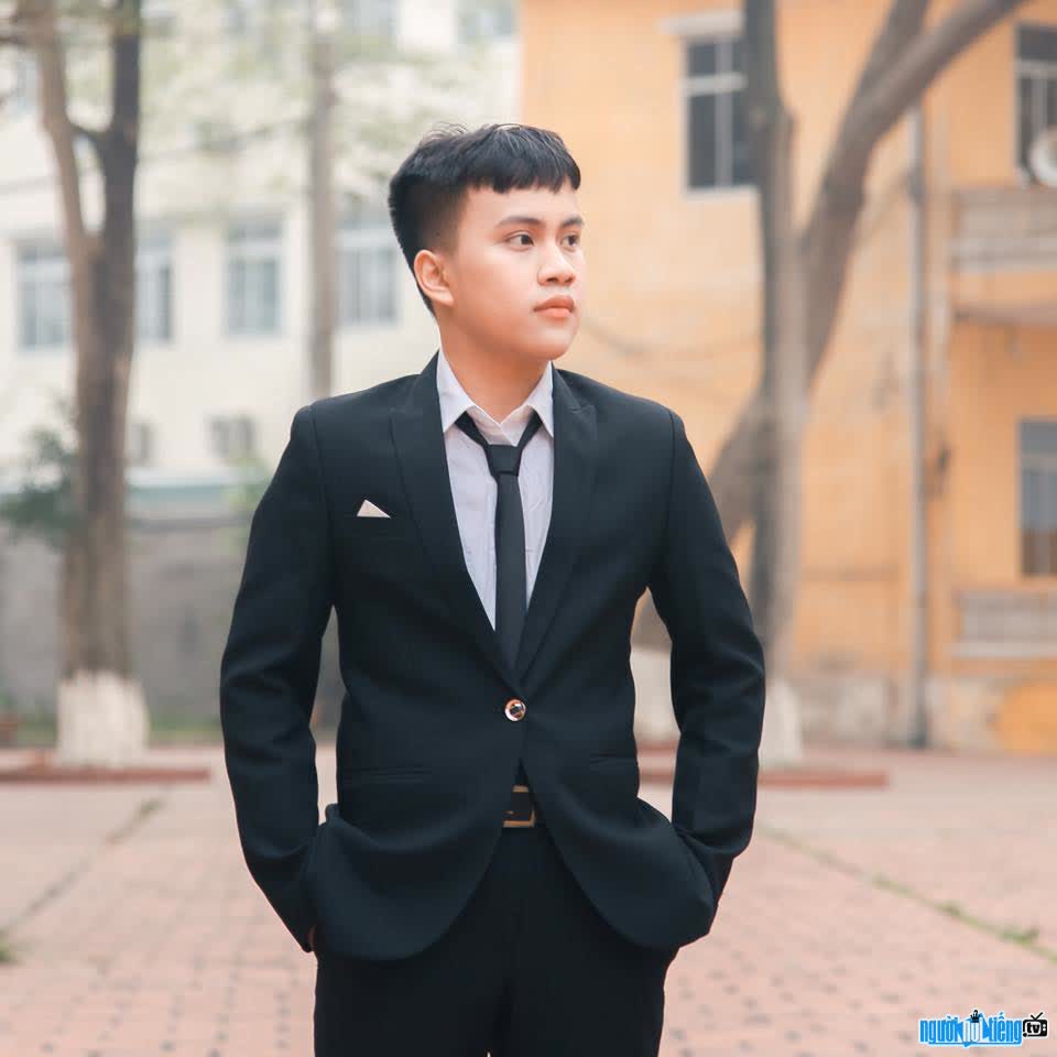 Pham Quoc Cuong is currently majoring in Journalism at the Academy of Journalism