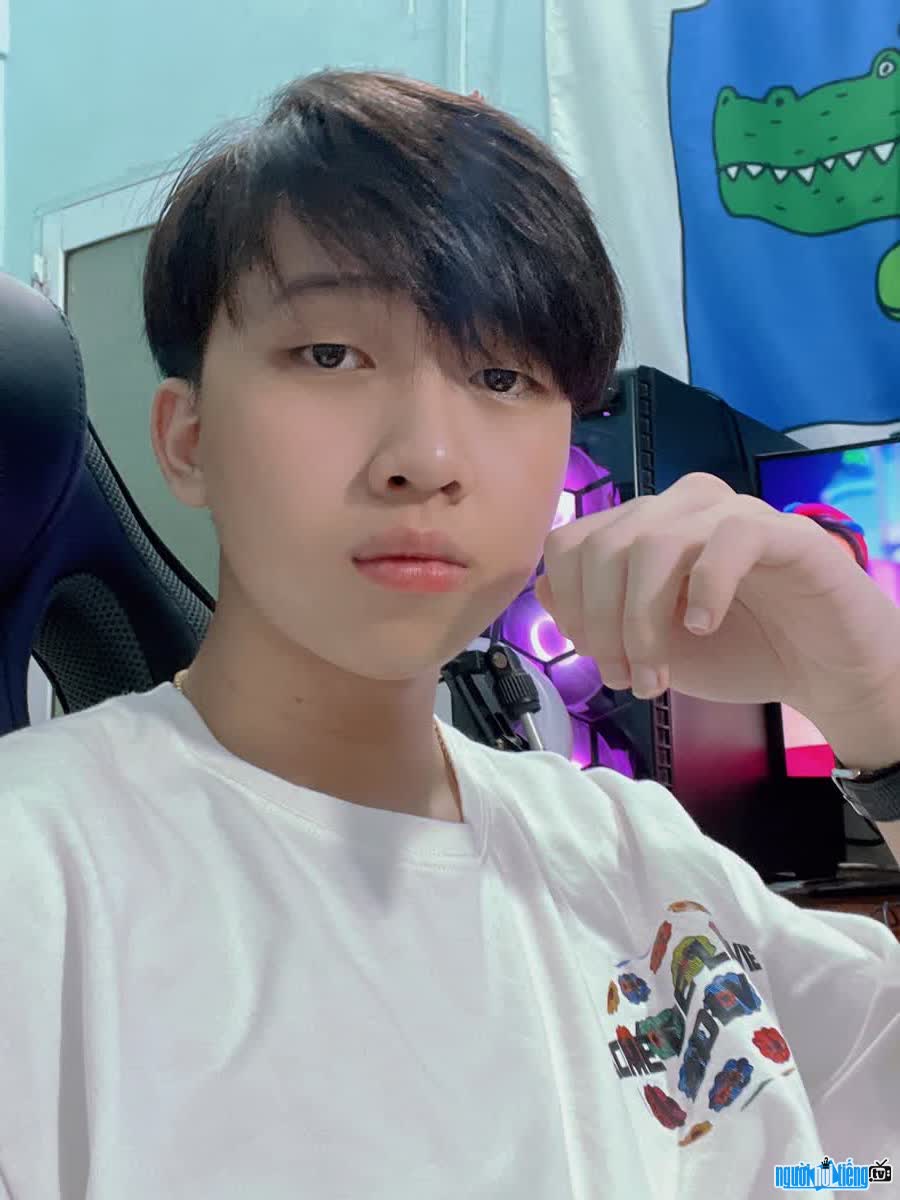 Hình ảnh youtuber VinhMC đam mê làm youtube