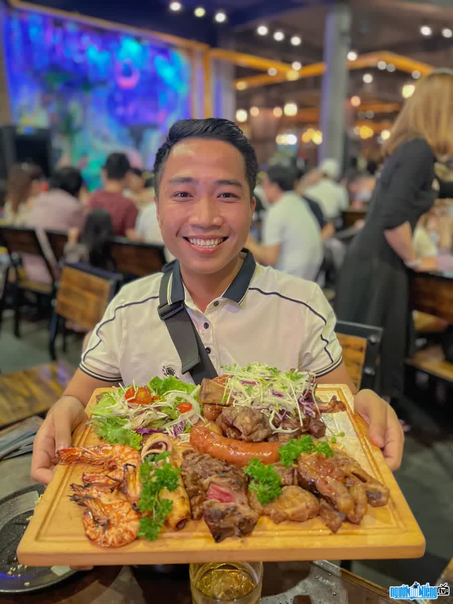 Hình ảnh Streamer Nguyễn Phước Đạt đang review đồ ăn