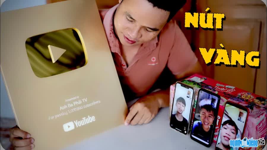 Hình ảnh youtuber Anh Ba Phải TV giành nút vàng của youtube