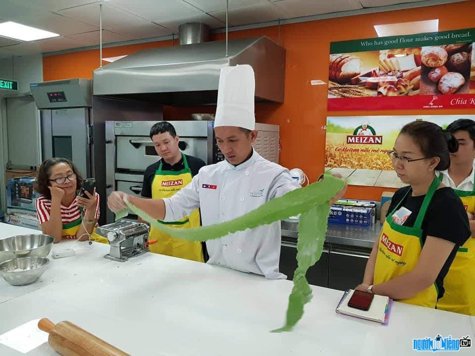 Image of Chef Vu Nhat Thong passionate about his work
