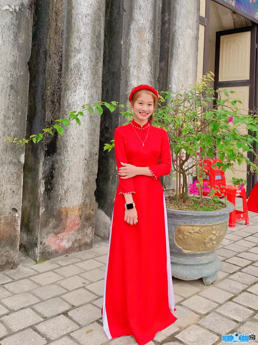 Hình ảnh Nguyễn Thị Thảo Cover diện áo dài đỏ cực xinh