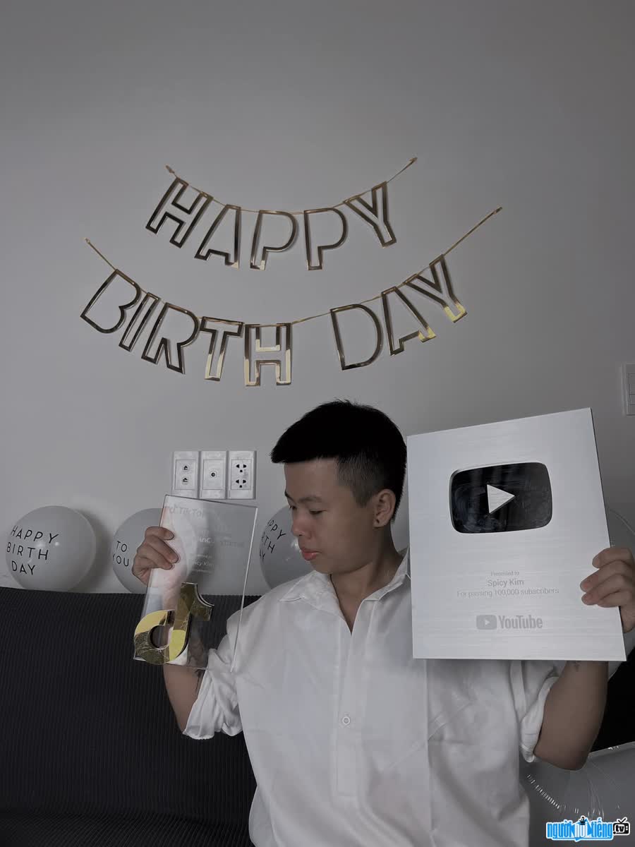 Hình ảnh Tiktoker Spicy Kim khoe chiếc nút bạc Youtube trong bữa tiệc sinh nhật của mình