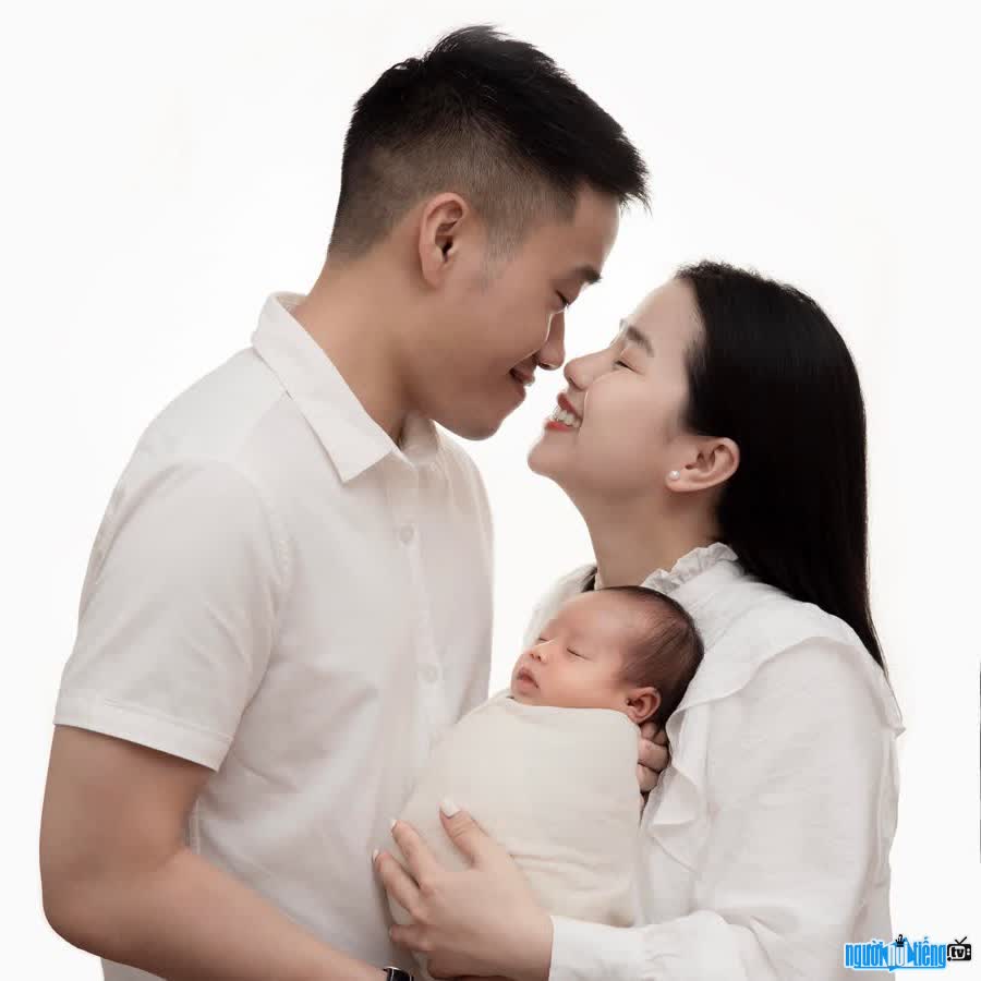 Hình ảnh Vũ Thúy Quỳnh bên gia đình nhỏ
