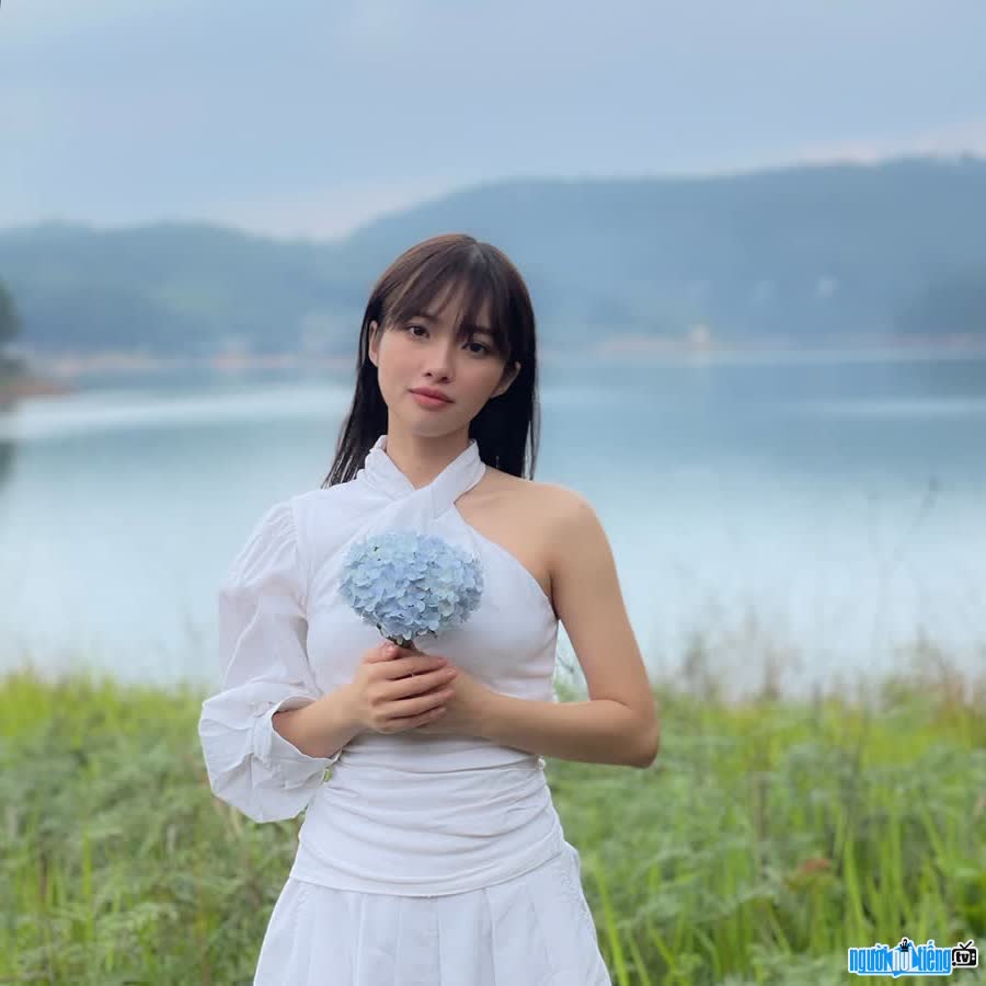 Hình ảnh ca sĩ Kaycee xinh đẹp dịu dàng với đầm trắng