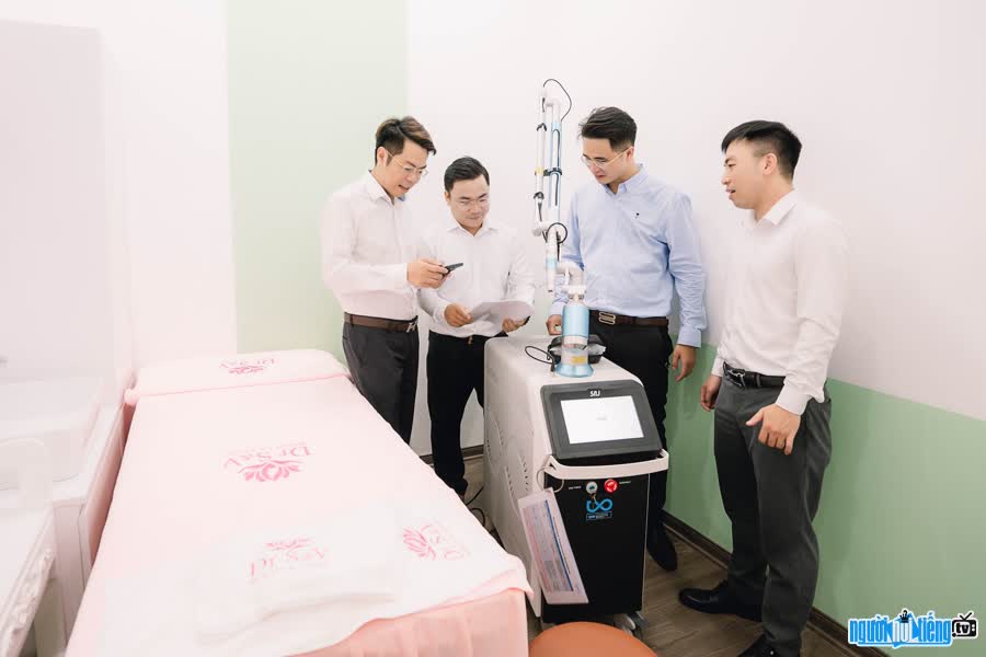 Bác sĩ Xuân Việt bên laser công nghệ cao điều trị nám đạt chuẩn FDA Hoa Kỳ