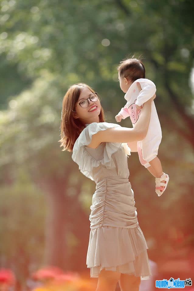 In Ngoc Lan's family is a gentle mother whose wife is devoted to her husband and children