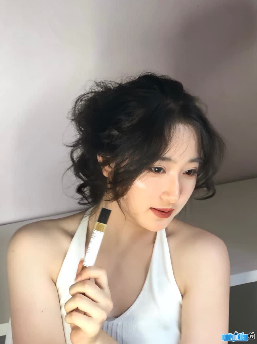 Hot girl Nguyễn Cẩm Tú trở thành gương mặt đại diện cho nhiều nhãn hàng