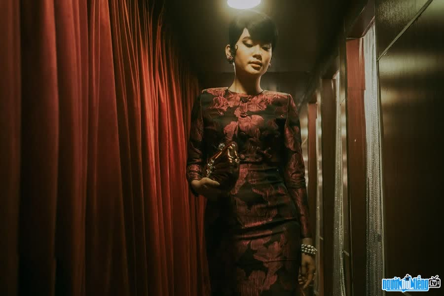 Hình ảnh diễn viên Phạm Nhật Linh hóa thân thành danh ca Thanh Thúy trong phim Em và Trịnh