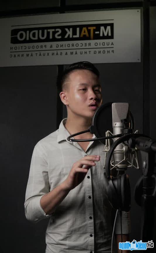Thien Tam performs a song full of emotions