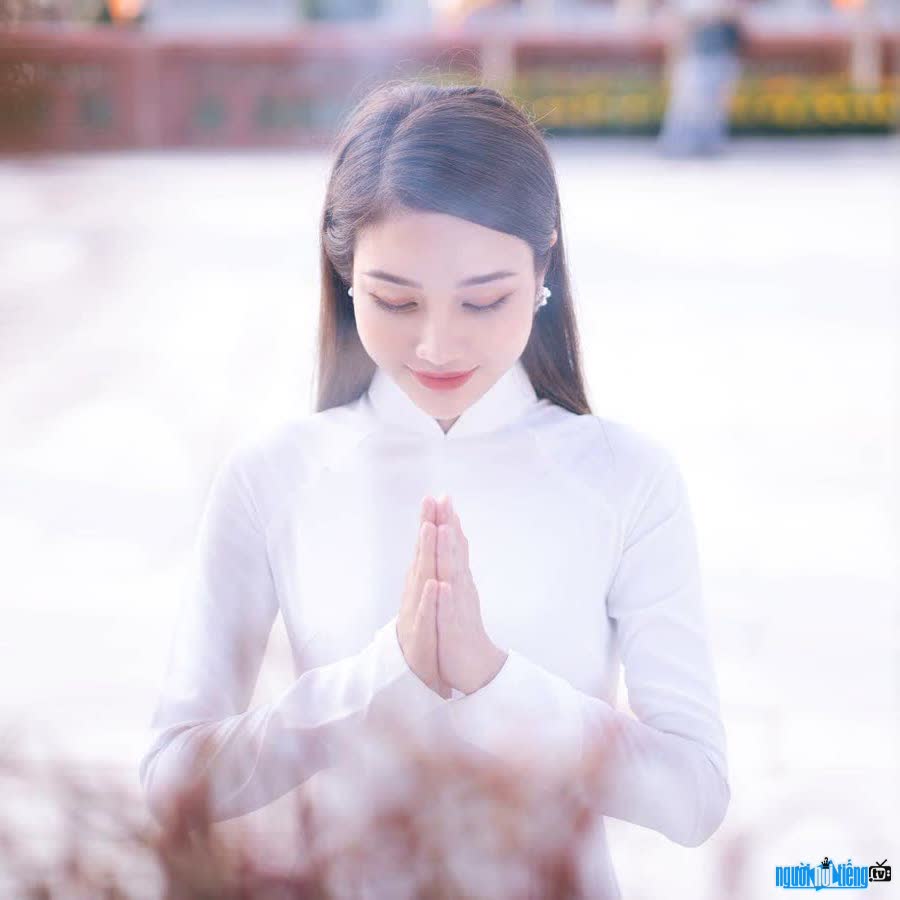 Pure image of model Bi Nguyen with white ao dai