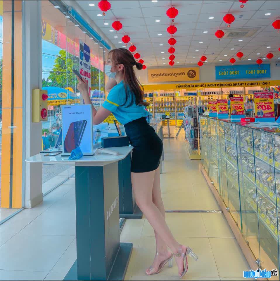 TikToker Khuyen Rion is currently working at Dien May Xanh