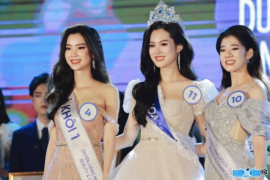 Trần Hà Linh (giữa) xuất sắc giành ngôi vị Hoa khôi Duyên dáng Ngoại thương 2022