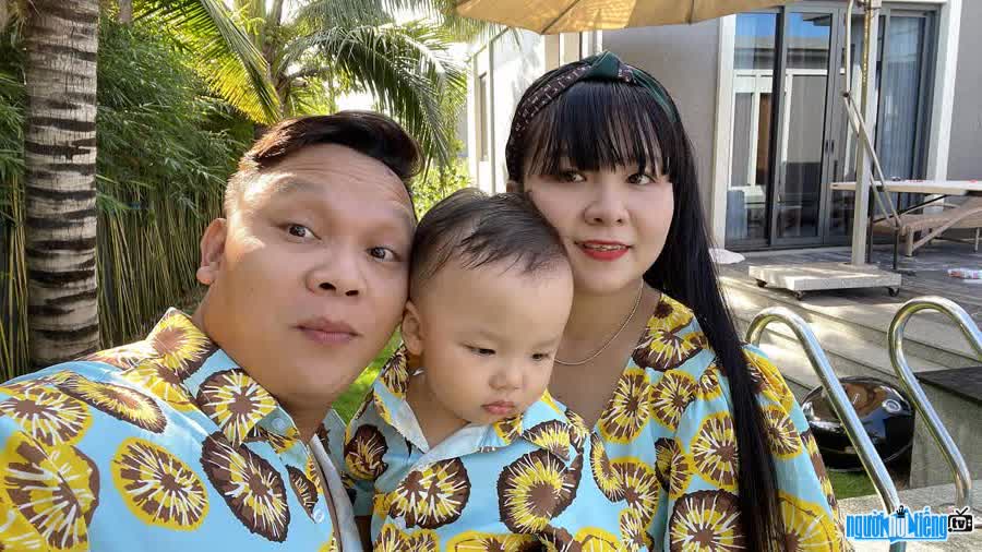 Hình ảnh CEO Lê Ngọc Bá Quý bên gia đình nhỏ