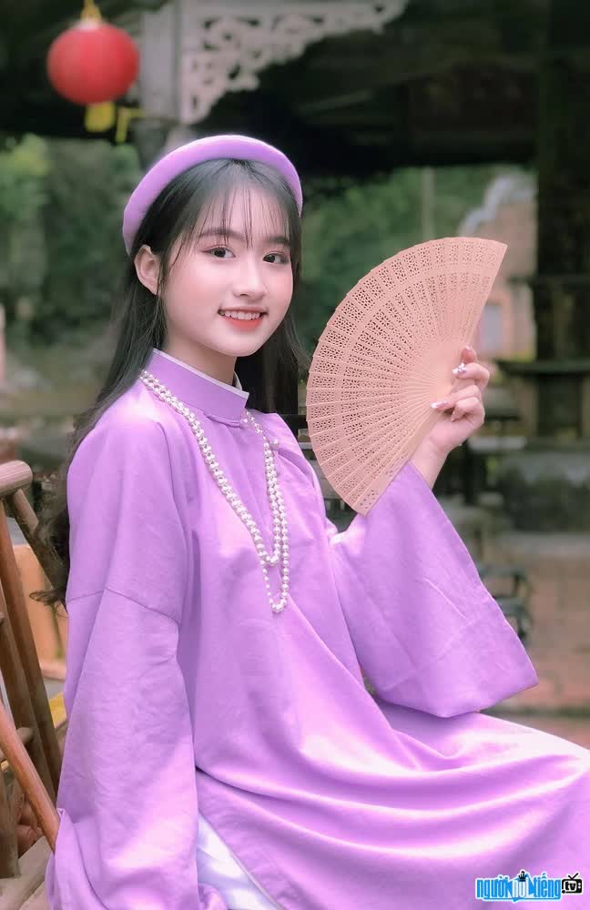 Hình ảnh Hồng Phước xinh đẹp với tà áo dài tím