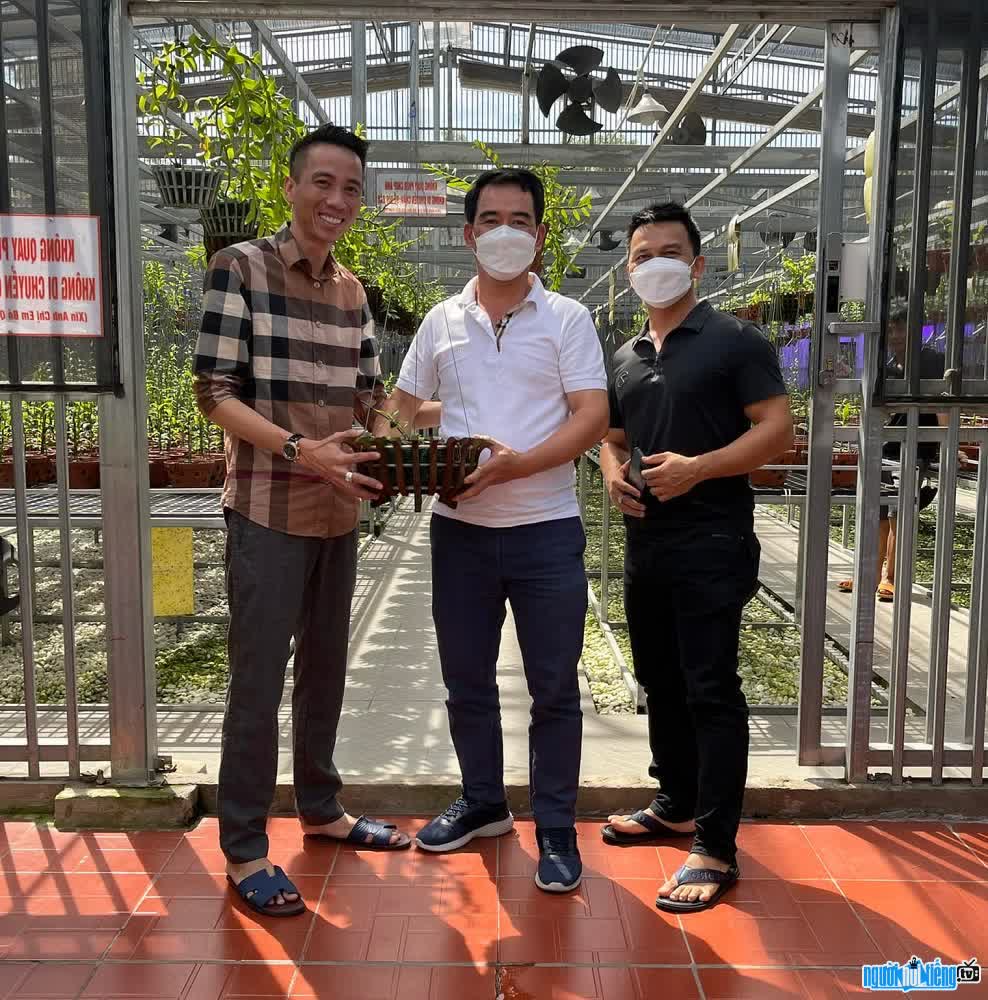  Mr. Le Bao Tran and big customers buy orchids
