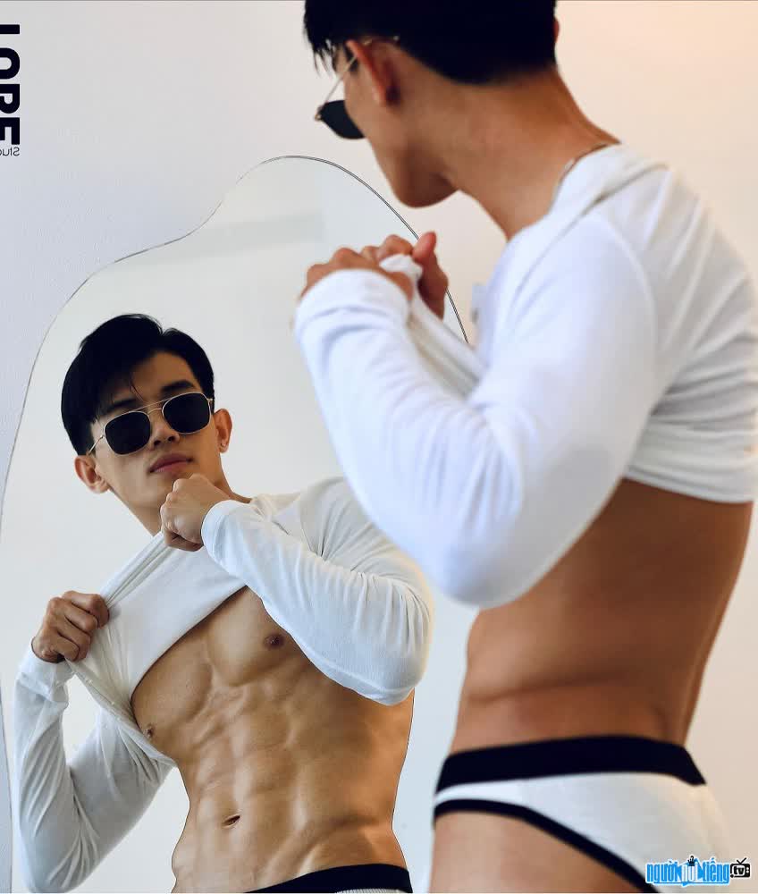  Quoc Viet's image with 6-pack muscles